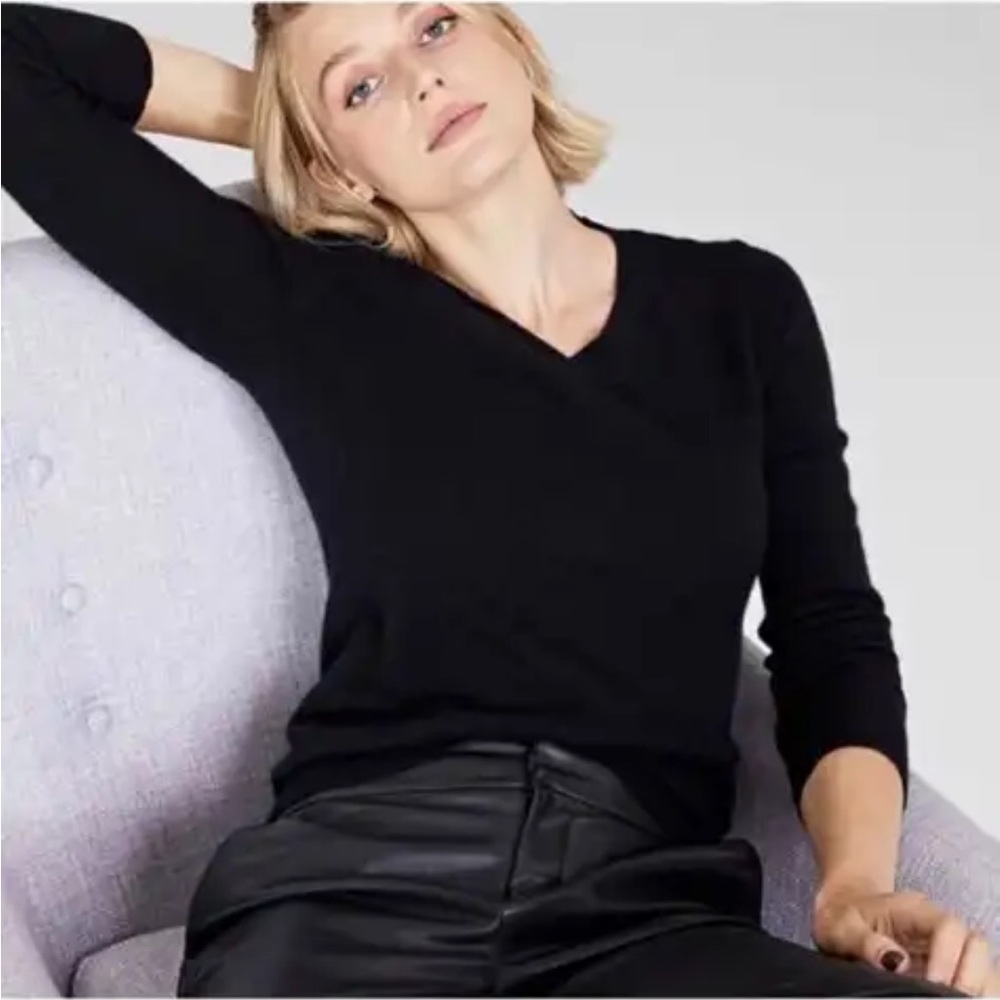 NWOT- black cashmere v-neck sweater